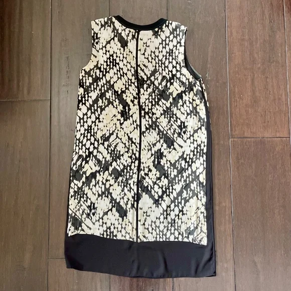 Vince 100% Silk Sleeveless Shift Dress Abstract/Snakeskin-ish Print ~ Size 8 - Picture 3 of 11